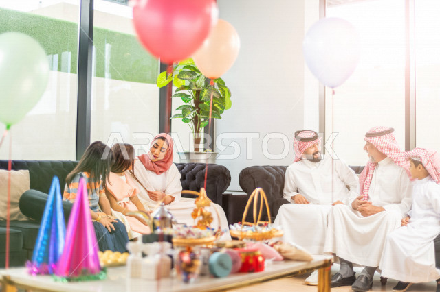 مشاركة لأجواء رائعة لعائلة سعودية داخل المنزل تحتفل بعيد الفطر السعيد ، عيد فطر مبارك ،  الزيارات العائلية وتجمعات الأسر ،  تقديم العيديات و الحلوى ، القرقيعان