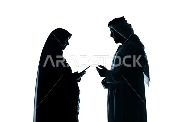 تبادل الدردشات حول الصفقات الناجحه، مفهوم الإدارة المتعاونة، بورتريه ظلي لسيدة أعمال عربية خليجيه اماراتية محجبة تحمل بيدها جهاز التابلت مع موظف في مقر الشركة، استخدام التقنيات الحديثة، بيئة عمل مريحة و ناجحة، خلفية بيضاء، سيلويت