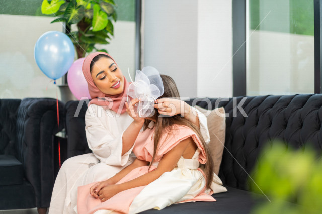 مشاركة رائعة ل أم مع ابنتها في صباح يوم العيد ، ارتداء اللباس السعودي التقليدي ، العيدية ، القرقيعان