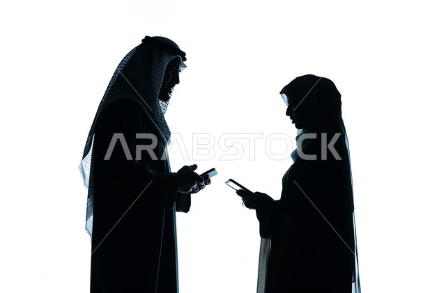 مفهوم الإدارة المتعاونة، تبادل الدردشات حول الصفقات الناجحه، بورتريه ظلي لموظفان عربيان خليجيان اماراتيان يحملان اجهزة التابلت ويقفان في مقر الشركة، استخدام التقنيات الحديثة، بيئة عمل مريحة و ناجحة، خلفية بيضاء، سيلويت