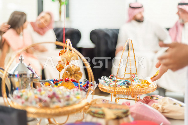 مشاركة لأجواء رائعة لعائلة سعودية داخل المنزل تحتفل بعيد الفطر السعيد ، عيد فطر مبارك ،  الزيارات العائلية وتجمعات الأسر ،  تقديم العيديات و الحلوى ، القرقيعان