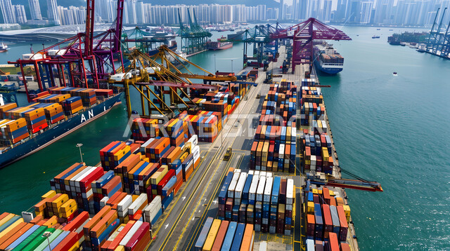 الاقتصاد البحري لنقل واستلام كونتينرات التخزين, صورة من الاعلى لتجارة السلع والمنتجات المحلية عبر السفن في البحار، استخدام الوسائل المتطورة الحديثه في إستيراد وتصدير البضاعة في السعودية, موانئ شحن البضائع و الحاويات التجارية