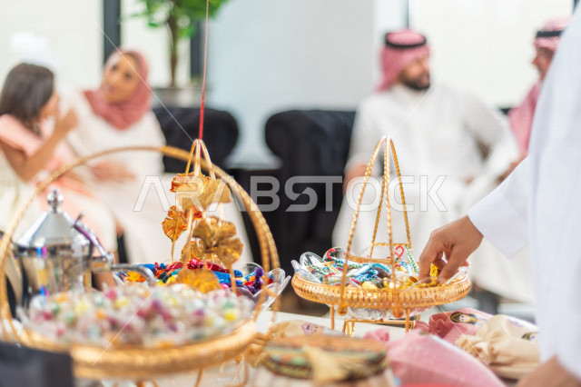 مشاركة لأجواء رائعة لعائلة سعودية داخل المنزل تحتفل بعيد الفطر السعيد ، عيد فطر مبارك ،  الزيارات العائلية وتجمعات الأسر ،  تقديم العيديات و الحلوى ، القرقيعان