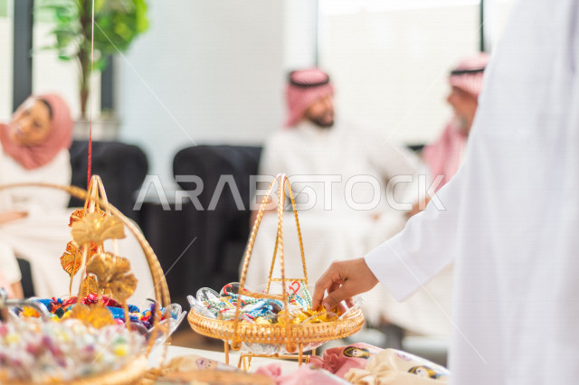مشاركة لأجواء رائعة لعائلة سعودية داخل المنزل تحتفل بعيد الفطر السعيد ، عيد فطر مبارك ،  الزيارات العائلية وتجمعات الأسر ،  تقديم العيديات و الحلوى ، القرقيعان