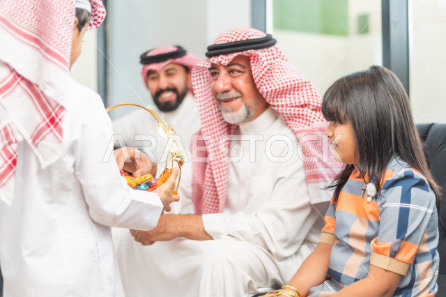 مشاركة لأجواء رائعة لعائلة سعودية داخل المنزل تحتفل بعيد الفطر السعيد ، عيد فطر مبارك ،  الزيارات العائلية وتجمعات الأسر ،  تقديم العيديات و الحلوى ، القرقيعان