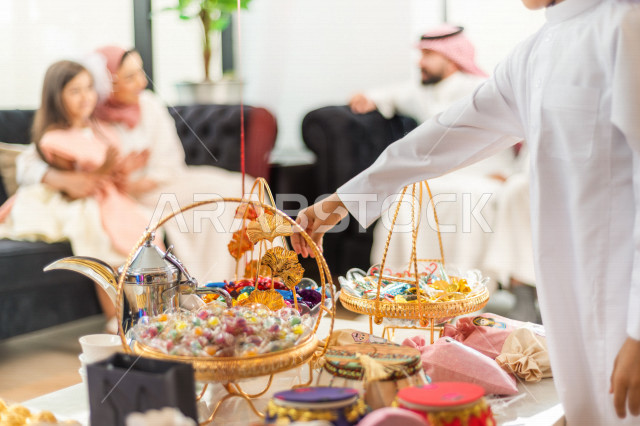 مشاركة لأجواء رائعة لعائلة سعودية داخل المنزل تحتفل بعيد الفطر السعيد ، عيد فطر مبارك ،  الزيارات العائلية وتجمعات الأسر ،  تقديم العيديات و الحلوى ، القرقيعان