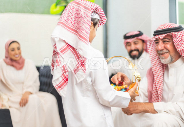 مشاركة لأجواء رائعة لعائلة سعودية داخل المنزل تحتفل بعيد الفطر السعيد ، عيد فطر مبارك ،  الزيارات العائلية وتجمعات الأسر ،  تقديم العيديات و الحلوى ، القرقيعان