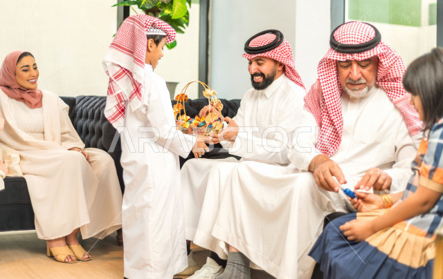 مشاركة لأجواء رائعة لعائلة سعودية داخل المنزل تحتفل بعيد الفطر السعيد ، عيد فطر مبارك ،  الزيارات العائلية وتجمعات الأسر ،  تقديم العيديات و الحلوى ، القرقيعان