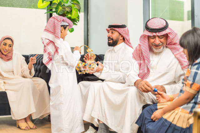 مشاركة لأجواء رائعة لعائلة سعودية داخل المنزل تحتفل بعيد الفطر السعيد ، عيد فطر مبارك ،  الزيارات العائلية وتجمعات الأسر ،  تقديم العيديات و الحلوى ، القرقيعان