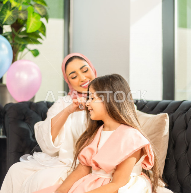 مشاركة رائعة ل أم مع ابنتها في صباح يوم العيد ، ارتداء اللباس السعودي التقليدي ، العيدية ، القرقيعان