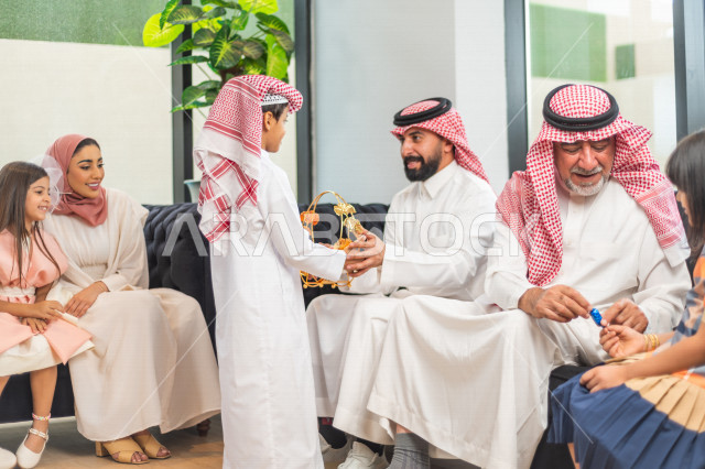 مشاركة لأجواء رائعة لعائلة سعودية داخل المنزل تحتفل بعيد الفطر السعيد ، عيد فطر مبارك ،  الزيارات العائلية وتجمعات الأسر ،  تقديم العيديات و الحلوى ، القرقيعان