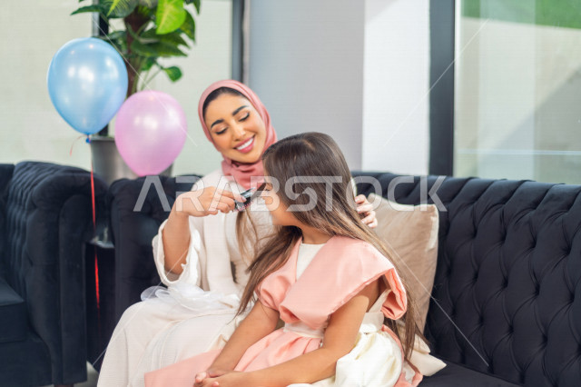 مشاركة رائعة ل أم مع ابنتها في صباح يوم العيد ، ارتداء اللباس السعودي التقليدي ، العيدية ، القرقيعان