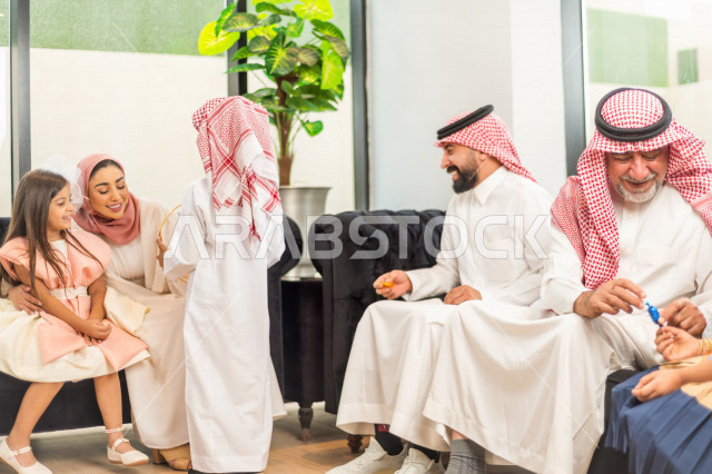 مشاركة لأجواء رائعة لعائلة سعودية داخل المنزل تحتفل بعيد الفطر السعيد ، عيد فطر مبارك ،  الزيارات العائلية وتجمعات الأسر ،  تقديم العيديات و الحلوى ، القرقيعان