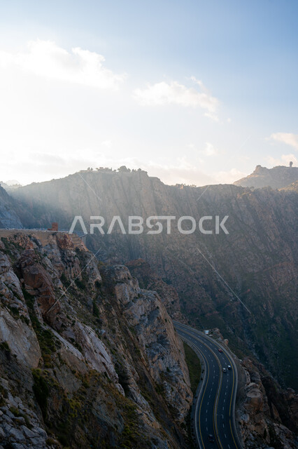 التنقل عبر الطرقات الملتوية بين السلاسل الجبلية المرتفعة ,التضاريس والتكوينات الصخرية في قمم ومرتفعات المملكة، أماكن سياحية مشهورة في السعودية، الاستمتاع بالمناظر الطبيعة في مدينة الطائف ,انشاء الطرق المعبدة بين الجبال