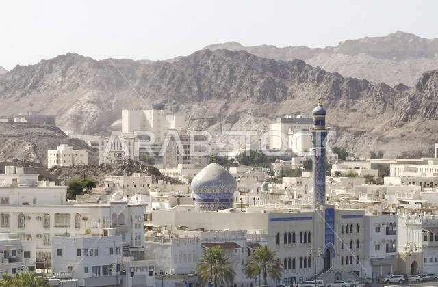 التصميم الهندسي لمسجد بديكورات وزخارف عريقة، فن العمارة القديمة للمباني والمنشآت السكنية في قرية مطرح في مدينة مسقط , اطلالة على المناطق والأماكن الجبلية السياحية المشهورة، القمم والمرتفعات والجبال الطبيعية في سلطنة عمان