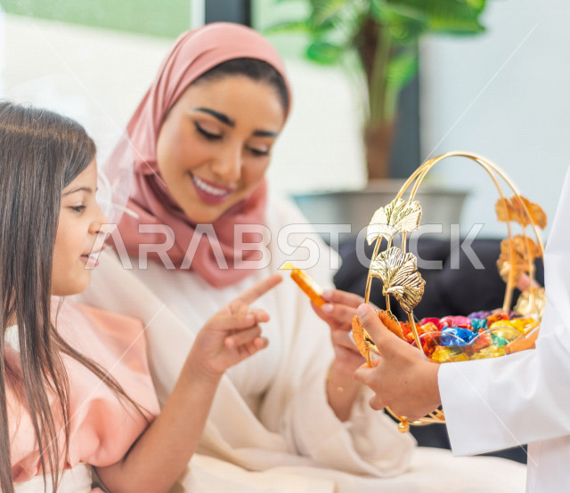 مشاركة لأجواء رائعة لعائلة سعودية داخل المنزل تحتفل بعيد الفطر السعيد ، عيد فطر مبارك ،  الزيارات العائلية وتجمعات الأسر ،  تقديم العيديات و الحلوى ، القرقيعان