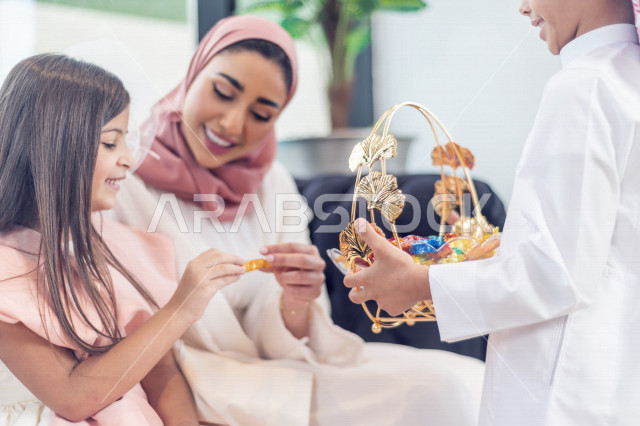 مشاركة لأجواء رائعة لعائلة سعودية داخل المنزل تحتفل بعيد الفطر السعيد ، عيد فطر مبارك ،  الزيارات العائلية وتجمعات الأسر ،  تقديم العيديات و الحلوى ، القرقيعان