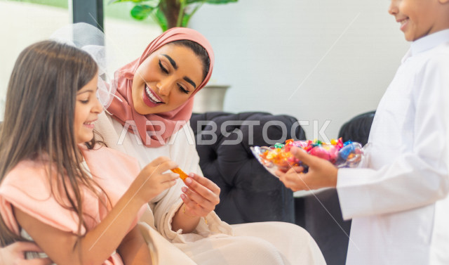 مشاركة لأجواء رائعة لعائلة سعودية داخل المنزل تحتفل بعيد الفطر السعيد ، عيد فطر مبارك ،  الزيارات العائلية وتجمعات الأسر ،  تقديم العيديات و الحلوى ، القرقيعان