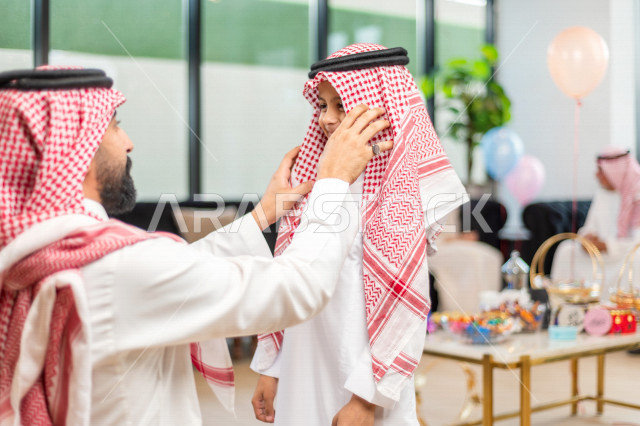 مشاركة رائعة ل أب مع ابنه في صباح يوم العيد ، ارتداء اللباس السعودي التقليدي ، العيدية ، القرقيعان