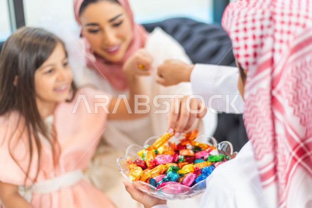 مشاركة لأجواء رائعة لعائلة سعودية داخل المنزل تحتفل بعيد الفطر السعيد ، عيد فطر مبارك ،  الزيارات العائلية وتجمعات الأسر ،  تقديم العيديات و الحلوى ، القرقيعان