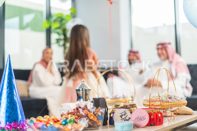 مشاركة لأجواء رائعة لعائلة سعودية داخل المنزل تحتفل بعيد الفطر السعيد ، عيد فطر مبارك ،  الزيارات العائلية وتجمعات الأسر ،  تقديم العيديات و الحلوى ، القرقيعان