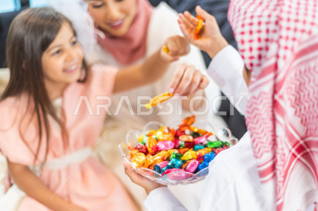 مشاركة لأجواء رائعة لعائلة سعودية داخل المنزل تحتفل بعيد الفطر السعيد ، عيد فطر مبارك ،  الزيارات العائلية وتجمعات الأسر ،  تقديم العيديات و الحلوى ، القرقيعان