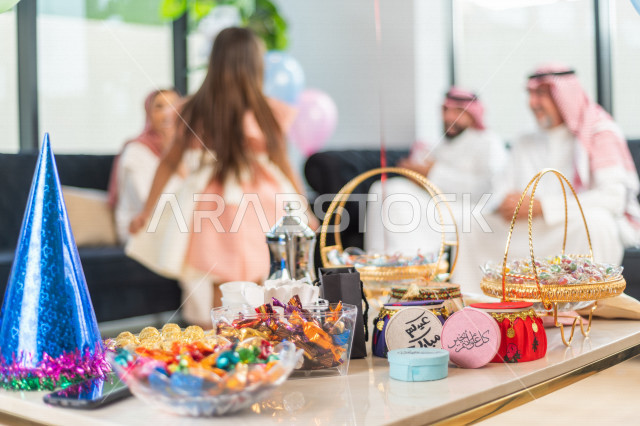 مشاركة لأجواء رائعة لعائلة سعودية داخل المنزل تحتفل بعيد الفطر السعيد ، عيد فطر مبارك ،  الزيارات العائلية وتجمعات الأسر ،  تقديم العيديات و الحلوى ، القرقيعان