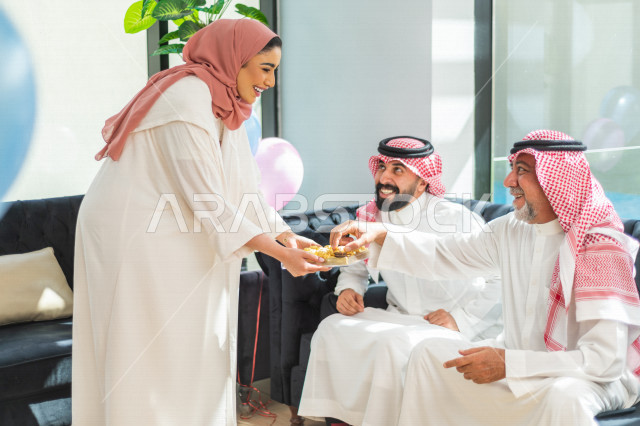مشاركة لأجواء رائعة لعائلة سعودية داخل المنزل تحتفل بعيد الفطر السعيد ، عيد فطر مبارك ،  الزيارات العائلية وتجمعات الأسر ،  تقديم العيديات و الحلوى ، القرقيعان
