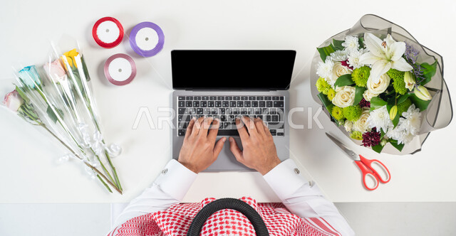 البيع والشراء عبر الانترنت، الاستفادة من التكنولوجيا في التعلم والتدريب من خلال المواقع الإلكترونية، الحصول على أدوات الورود أونلاين، بورتريه ليدي رجل عربي خليجي سعودي يقوم باستخدام الحاسب المحمول، عرض شاشة سوداء فارغة، خلفية بيضاء