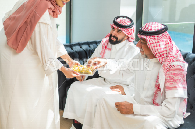 مشاركة لأجواء رائعة لعائلة سعودية داخل المنزل تحتفل بعيد الفطر السعيد ، عيد فطر مبارك ،  الزيارات العائلية وتجمعات الأسر ،  تقديم العيديات و الحلوى ، القرقيعان