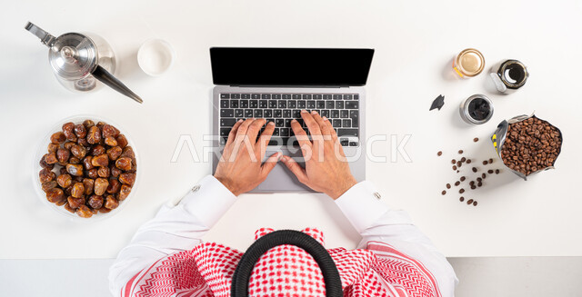 الضيافة التقليدية للمشروبات الساخنة، بورتريه علوي عامودي لرجل عربي سعودي خليجي يرتدي الثوب التقليدي يستخدم جهاز الهاتف المحمول وبجانبه دلة القهوة العربية مع طبق من التمر،بيع وشراء المنتجات الزراعية المحلية عبر الإنترنت، عرض شاشة سوداء فارغة، خلفية بيضاء