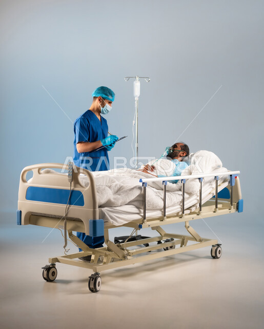 القيام بتسجيل وتدوين معلومات المريض,  خدمات العناية الطبية في المستشفيات السعودية, إجراء الفحوصات والمتابعة الدورية للمرضى, تقديم الاستشارات والخدمات العلاجية، بورتريه لممرض عربي خليجي سعودي يرتدي يونيفورم العمل والكمامة، خلفية زرقاء