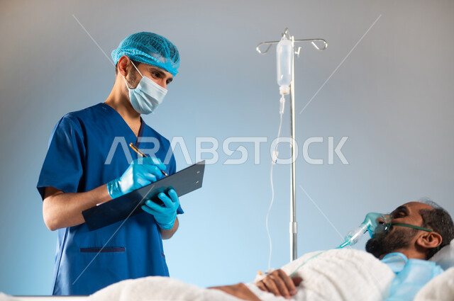 تقديم الاستشارات والخدمات العلاجية، إجراء الفحوصات والمتابعة الدورية للمرضى, بورتريه مقرب لممرض عربي خليجي سعودي يرتدي يونيفورم العمل والكمامة، القيام بتسجيل وتدوين معلومات المريض,  خدمات العناية الطبية في المستشفيات السعودية, خلفية زرقاء