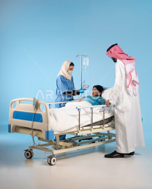 اتباع اجراءات الوقاية الاحترازية من فايروس كورونا, شعور الشخص المصاب بالإرهاق وأهمية العناية به, الاهتمام والاعتناء بالأبناء و رعايتهم, بورتريه لممرضة عربية خليجية سعودي ترتدي يونيفورم العمل تقوم بفحص درجة حرارة المريضة بواسطة الجهاز الرقمي, خلفية رزقاء