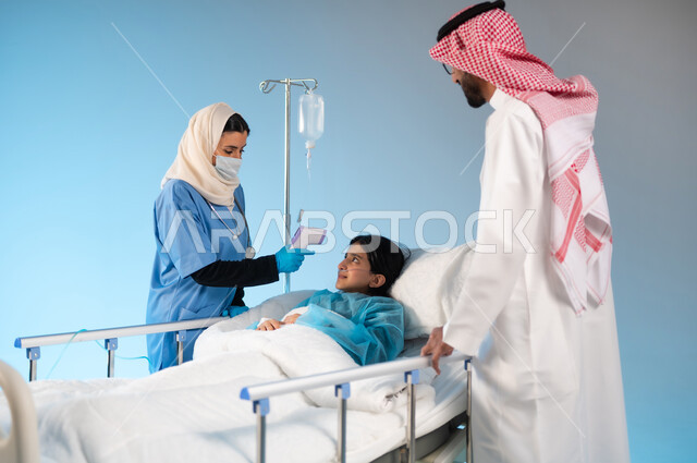 شعور الشخص المصاب بالإرهاق وأهمية العناية به, الاهتمام والاعتناء بالأبناء و رعايتهم,  بورتريه لممرضة عربية خليجية سعودي ترتدي يونيفورم العمل تقوم بفحص درجة حرارة المريضة بواسطة الجهاز الرقمي, اتباع اجراءات الوقاية الاحترازية من فايروس كورونا, خلفية رزقاء