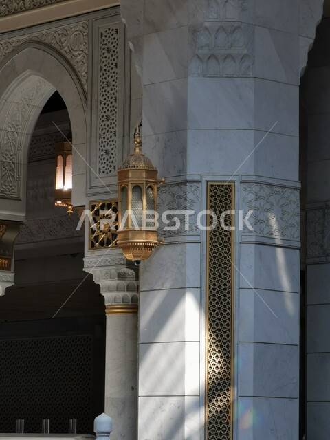 إدخال الزخارف والديكورات من الطراز الإسلامي العريق، التصاميم  الهندسيه الداخلية في الحرم المكي الشريف، صورة مقربة لفانوس معدني عربي تقليدي في المسجد الحرام في مكة المكرمة في المملكة العربية السعودية، معالم واماكن إسلامية دينيه مقدسة