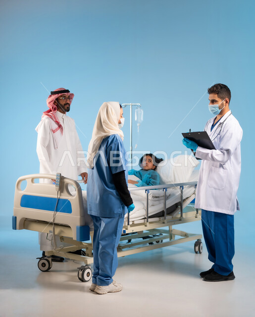 اتباع اجراءات الوقاية من فايروس كورونا, تدوين وتسجيل معلومات المريضة, بورتريه من الجانب لممرضة عربية خليجية سعودية ترتدي يونيفورم العمل والكمامة تقوم بإعطاء المعلومات للطبيب, مفهوم الاهتمام بالصحة, العمل في القطاع الطبي السعودي, صورة الجسم بالكامل، خلفية زرقاء