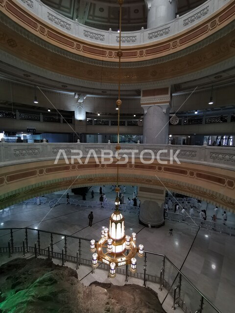 التصاميم و الديكورات الداخلية على الطراز الاسلامي ,صورة من الاعلى للمسعى مليء بالحجاج و المعتمرين، السعي بين الصفا والمروة في مكة الكرمة ,أداء الفرائض الدينية الاسلامية، مفهوم العبادة والتقرب الى الله تعالى، الركن الخامس من أركان الاسلام