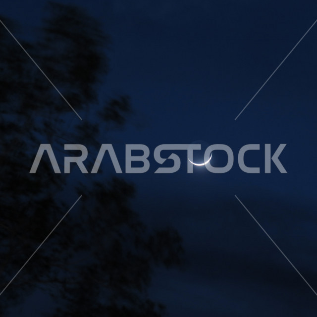 منظر مسائي  لظهور هلال القمر في سماء السعودية , ليلة ضوء القمر , سماء زرقاء اللون مع نصف القمر 