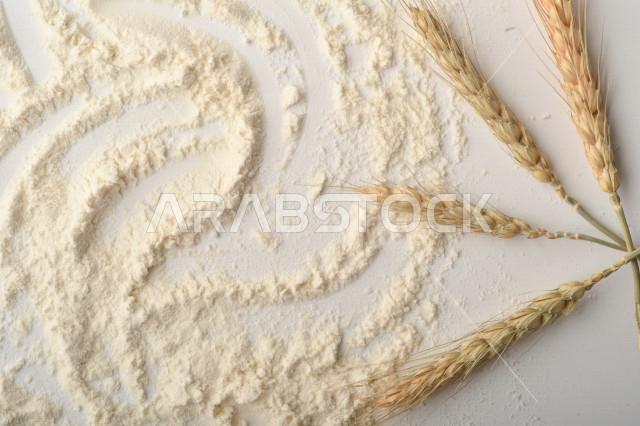 مجموعة من الأرز والزبيب والقمح والطحين والعملات المعدنية على خلفية بيضاء
