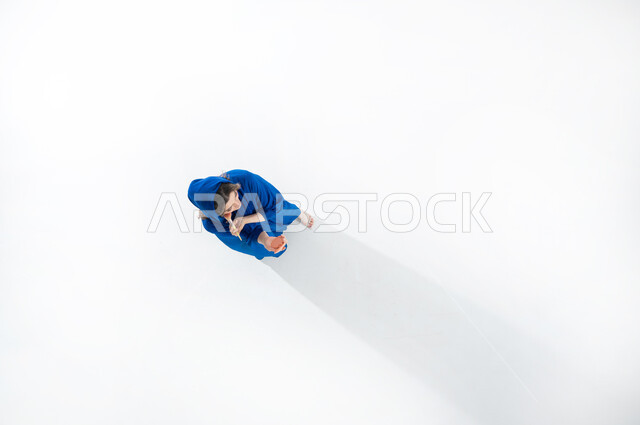 مستحضرات تجميلية نسائية, مكياج تتوريال, الشغف بوضع الميك اب, التسويق لمنتجات التجميل, بورتريه لامرأة عربية خليجية سعودية  ترتدي الحجاب والعباءه الملونه تقوم بوضع مساحيق التجميل باستخدام الفرشاه، ايماءات  تدل على الإستمتاع بمنتجات التجميل , مفهوم الانوثه والاهتمام بالمظهر الخارجي, خلفيه بيضاء