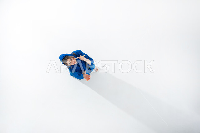 مستحضرات تجميلية نسائية, مكياج تتوريال, الشغف بوضع الميك اب, التسويق لمنتجات التجميل, بورتريه لامرأة عربية خليجية سعودية  ترتدي الحجاب والعباءه الملونه تقوم بوضع مساحيق التجميل باستخدام الفرشاه، ايماءات  تدل على الإستمتاع بمنتجات التجميل , مفهوم الانوثه والاهتمام بالمظهر الخارجي, خلفيه بيضاء