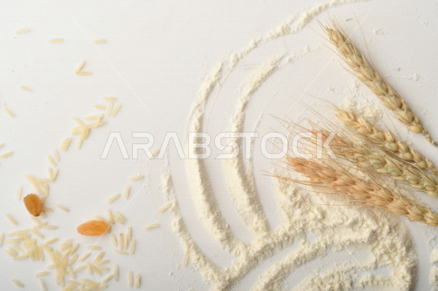 مجموعة من الأرز والزبيب والقمح والطحين والعملات المعدنية على خلفية بيضاء