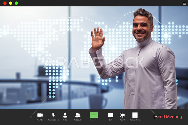 مفهوم العمل عن بعد، إجراء المقابلات والاجتماعات عبر مكالمات الفيديو، تطور آليات العمل في الشركات السعودية، استخدام الاجهزة التقنية الحديثة في انجاز المهام، رجل أعمال عربي خليجي سعودي مبتسم يرتدي الثوب التقليدي يرفع يده لأعلى بايماءات الترحيب والسلام