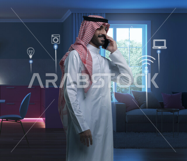 التواصل مع الأصدقاء والأقارب بإيماءات السعادة، دردشة ومحادثات مع الآخرين، استخدام الهاتف المحمول في الاتصال, رجل عربي خليجي سعودي يرتدي الشماغ والثوب التقليدي يجري مكالمة هاتفية من خلال الجوال، مفهوم صلة الرحم، خلفية ايقونات الانترنت والخوادم
