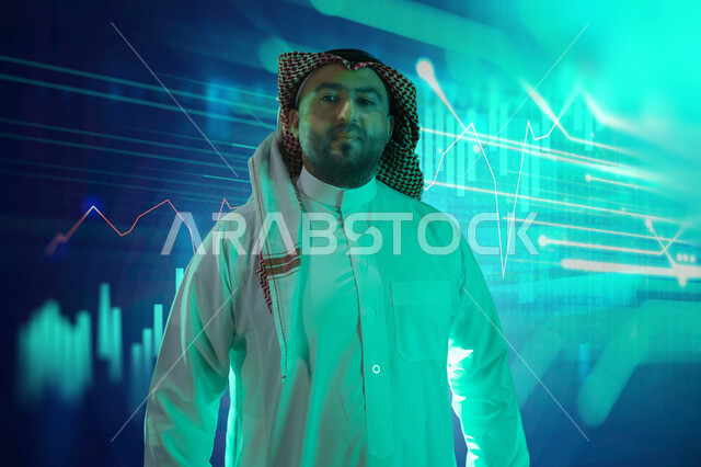خلفية رسوم بيانية إحصائية للبورصة المالية بتقنية الهولوجرام ثلاثية الأبعاد، تطوير الشركات والمشاريع الاقتصادية، رجل أعمال عربي خليجي سعودي يرتدي الشماغ والثوب التقليدي ينظر الى الكاميرا بتعابير السرور، متابعة الأسهم والإستثمار المالي, رؤيه مستقبلية سعودية 2030