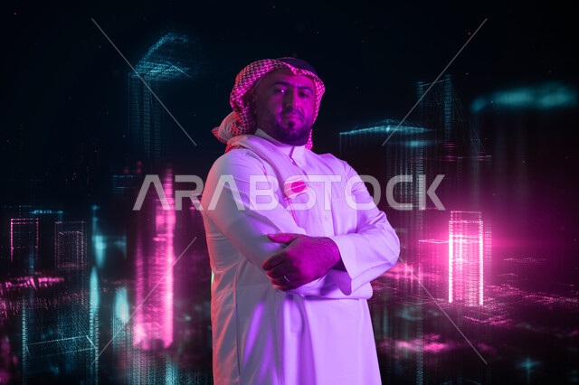 شاب وسيم ينظر الى الكاميرا بإيماءات ايدي متقاطعه ،شخصيه سعوديه بارزه ،الثقه والاعتزاز بالنفس ، بورتريه لرجل عربي خليجي سعودي مبتسم يرتدي الثوب والشماغ التقليدي يقف باستقامة، مفهوم الشياكه والاهتمام بالمظهر الخارجي، خلفية سوداء مع إضاءة ملونه