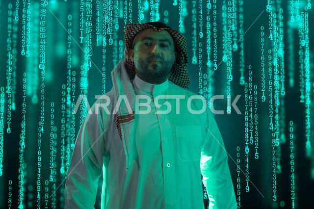 مراقبة الاقتصاد والمعلومات المالية والاستثمار، البورصه وسوق الأسهم، خلفية هولوجراميه لمخطط الرسم البياني للنمو الاقتصادي، التداول في سوق الاوراق المالية، صورة مقربة لرجل اعمال عربي خليجي سعودي يرتدي الشماغ والثوب التقليدي ينظر الى الكاميرا بتعابير الثقة