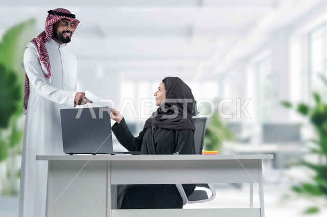 متابعة إنجازات مهام الموظفين، استخدام التقنيات الحديثة، الرغبة في تعلم اساليب العمل والتطوير المهني، زميلان عربيان خليجيان سعوديان يقومان بحل المشكلات لتحقيق أهداف الشركة، الانتباه للملاحظات وتطبيقها، العمل الجماعي وروح الفريق الواحد، خلفيه المكتب