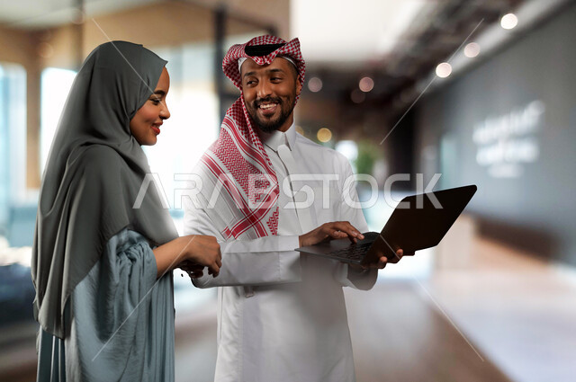 استخدام التقنيات الحديثة، متابعة إنجازات مهام الموظفين، الرغبة في تعلم اساليب العمل والتطوير المهني، زميلان عربيان خليجيان سعوديان يقومان بحل المشكلات لتحقيق أهداف الشركة، الانتباه للملاحظات وتطبيقها، العمل الجماعي وروح الفريق الواحد، خلفيه المكتب